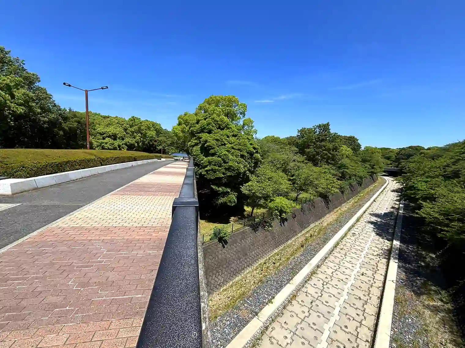 ふれあい橋と水路