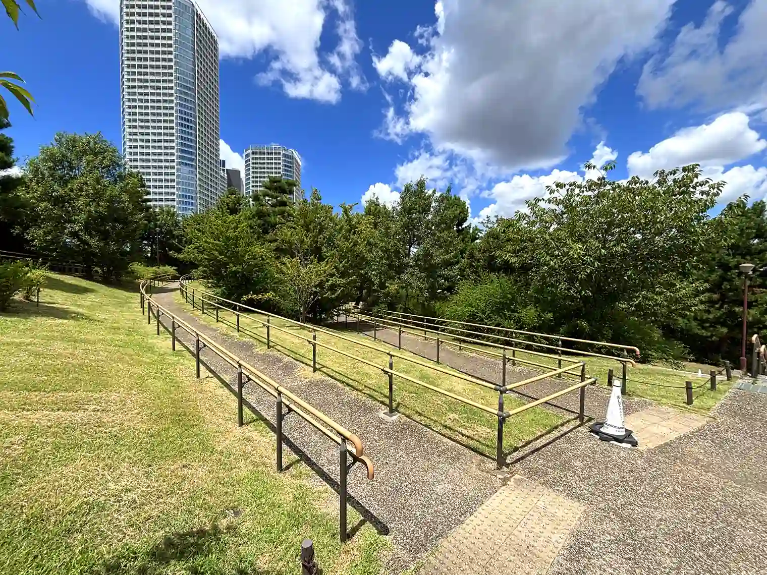 帰真園横のスロープ