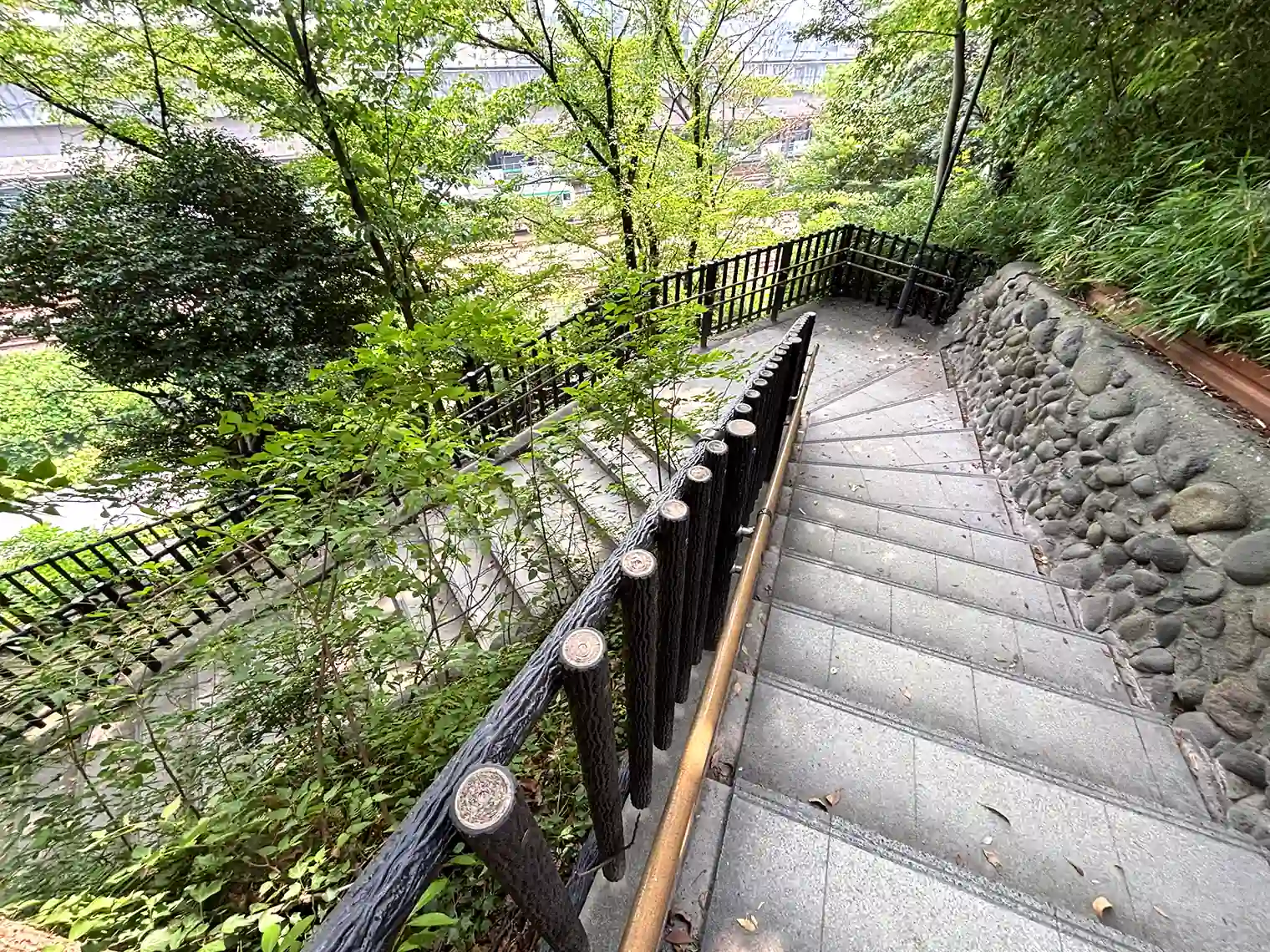 王子駅へ向かう階段