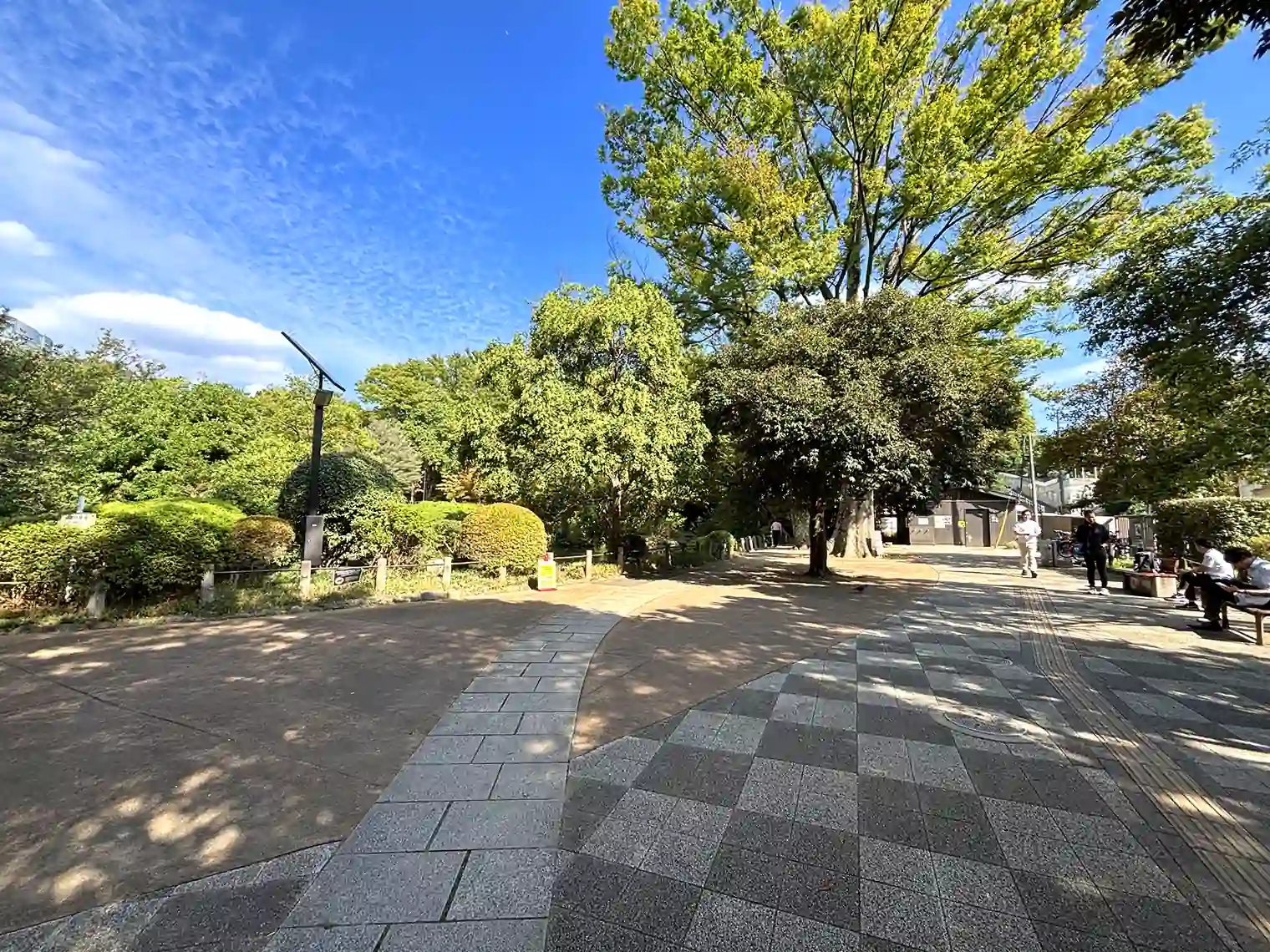 広尾口の広場