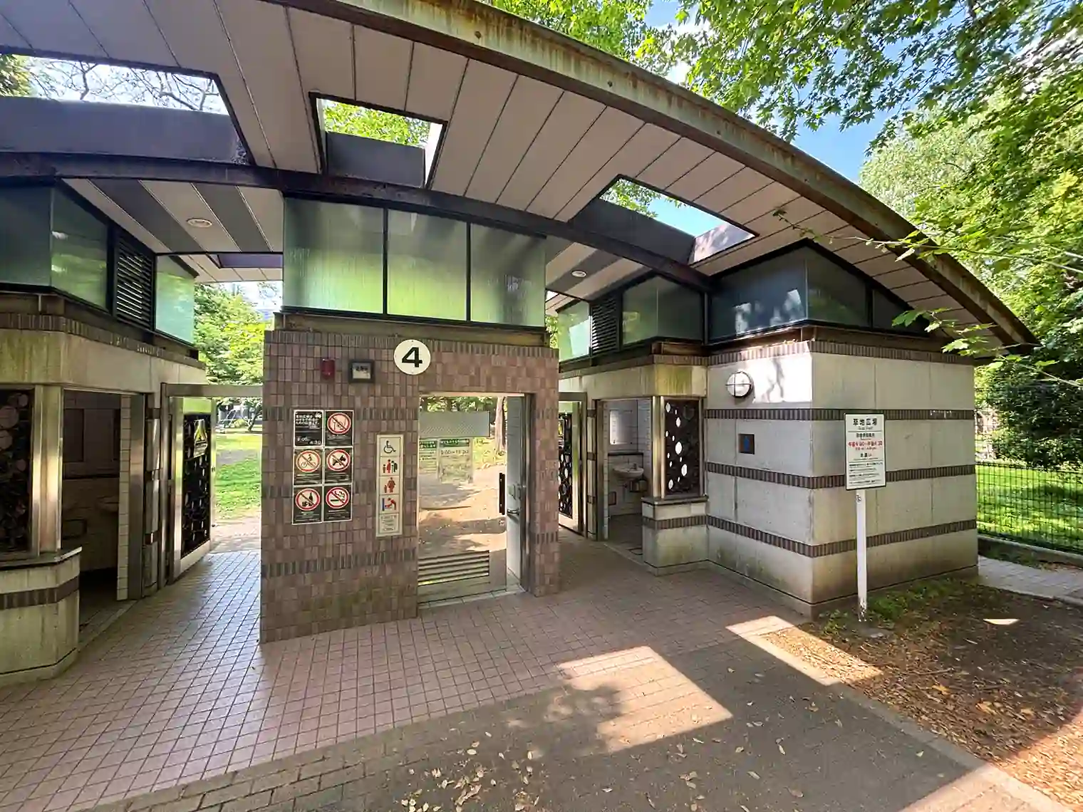 草地広場入口