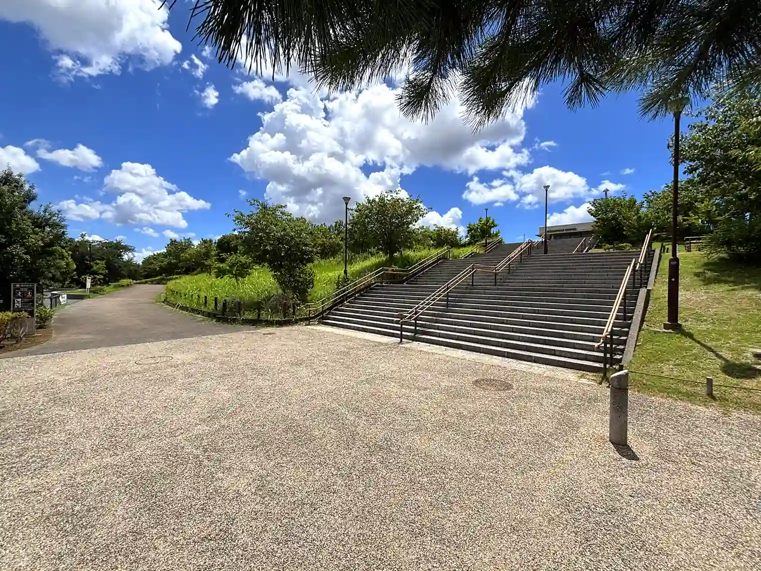 眺望広場へ続く階段