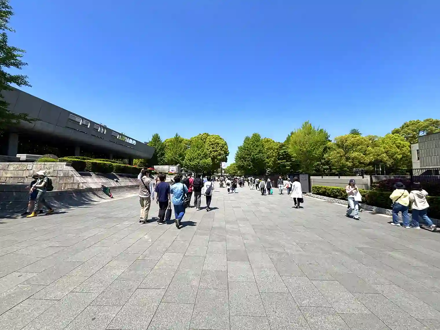 JR上野駅から動物園に向かうストリート