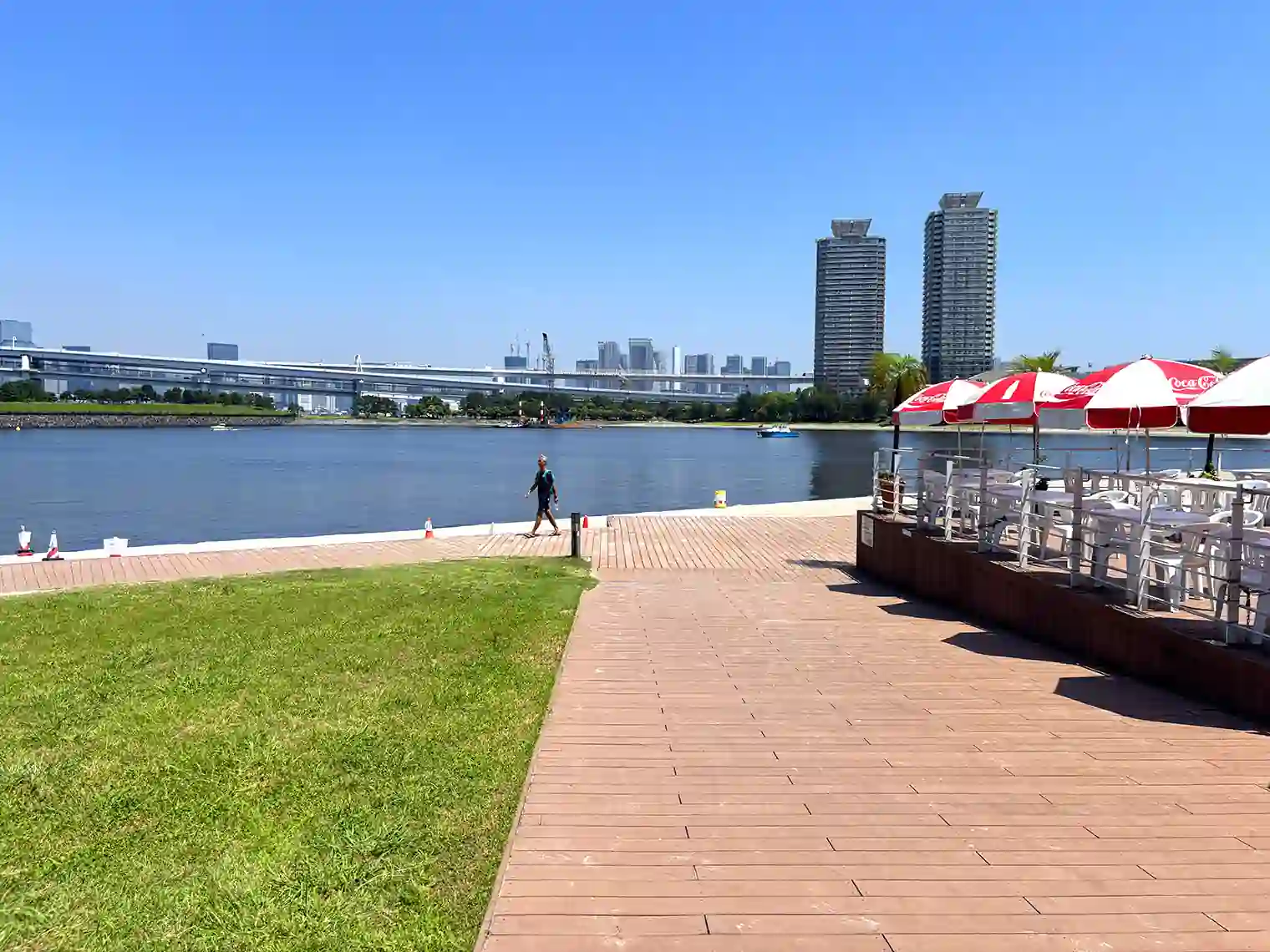 海にのびるウッドデッキ