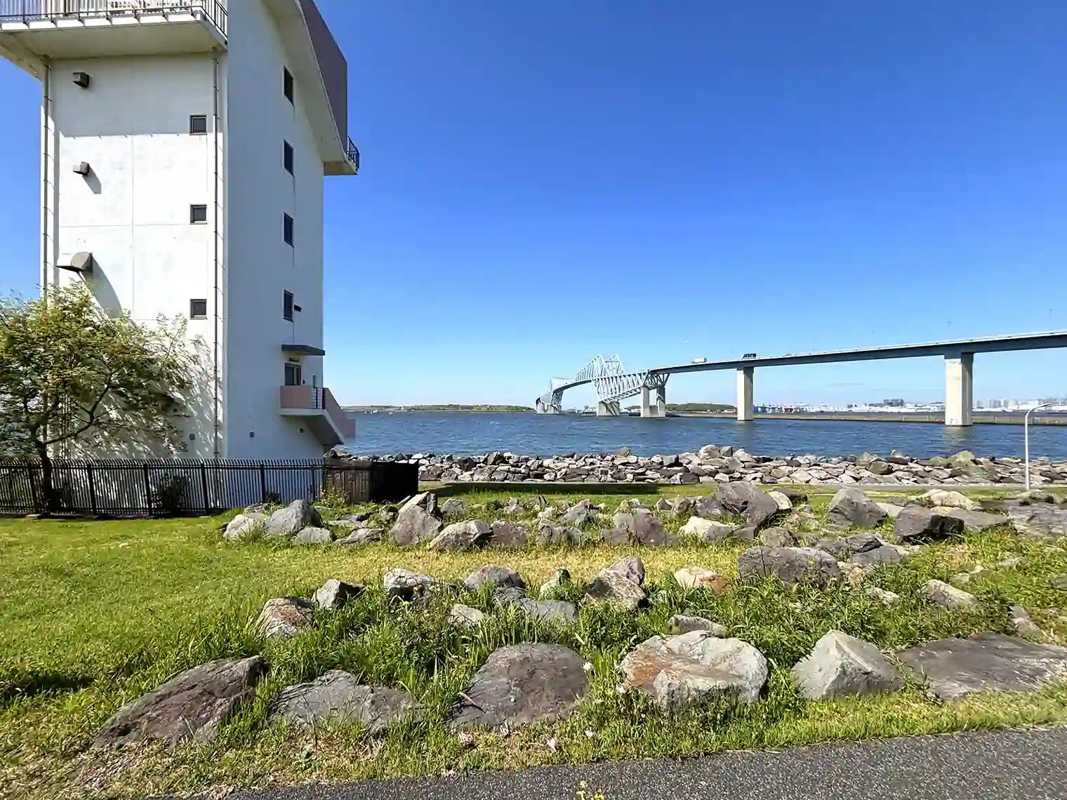 人工磯と灯台と東京ゲートブリッジ（若洲海浜公園）