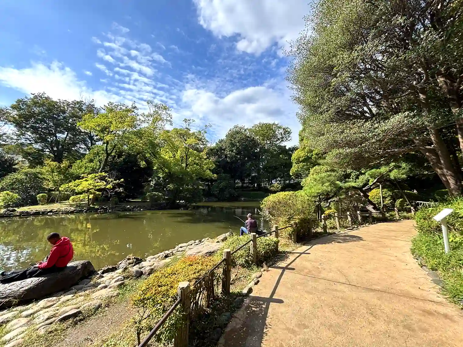 池と散策路