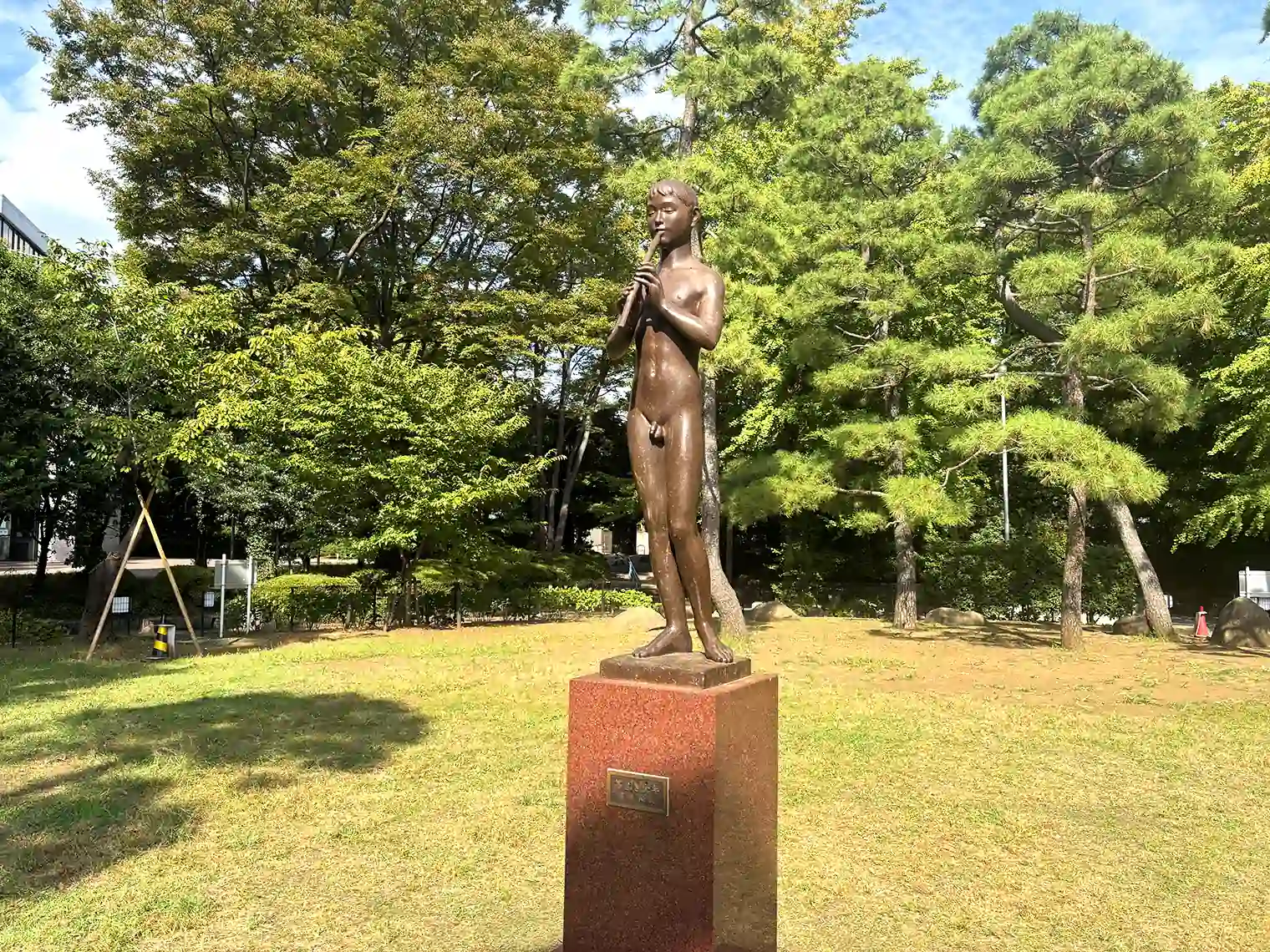 笛を吹く少年隊