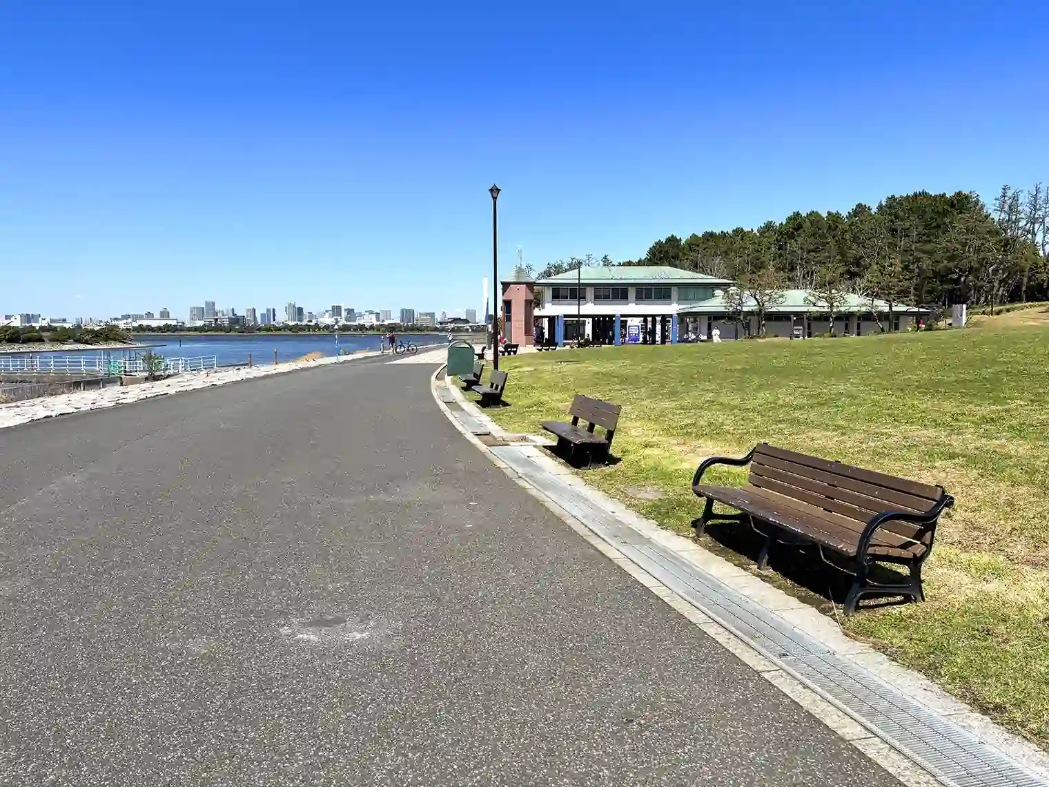 汐風の広場前の遊歩道