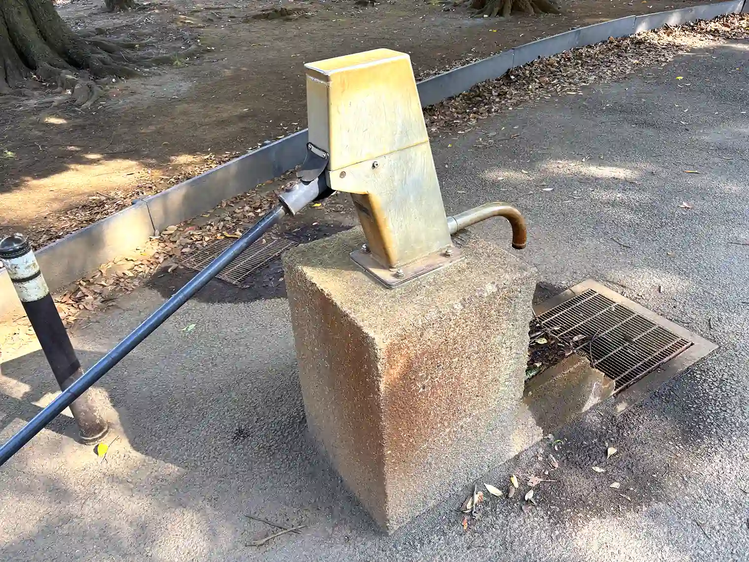 手漕ぎ水くみ場