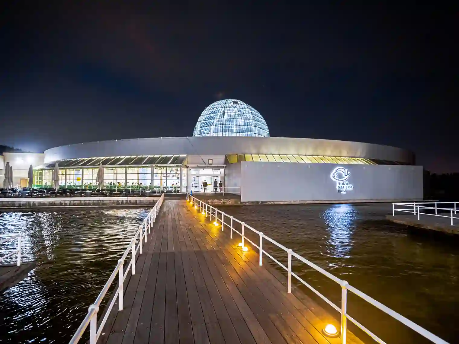葛西臨海水族園の夜景［PIXTA画像］