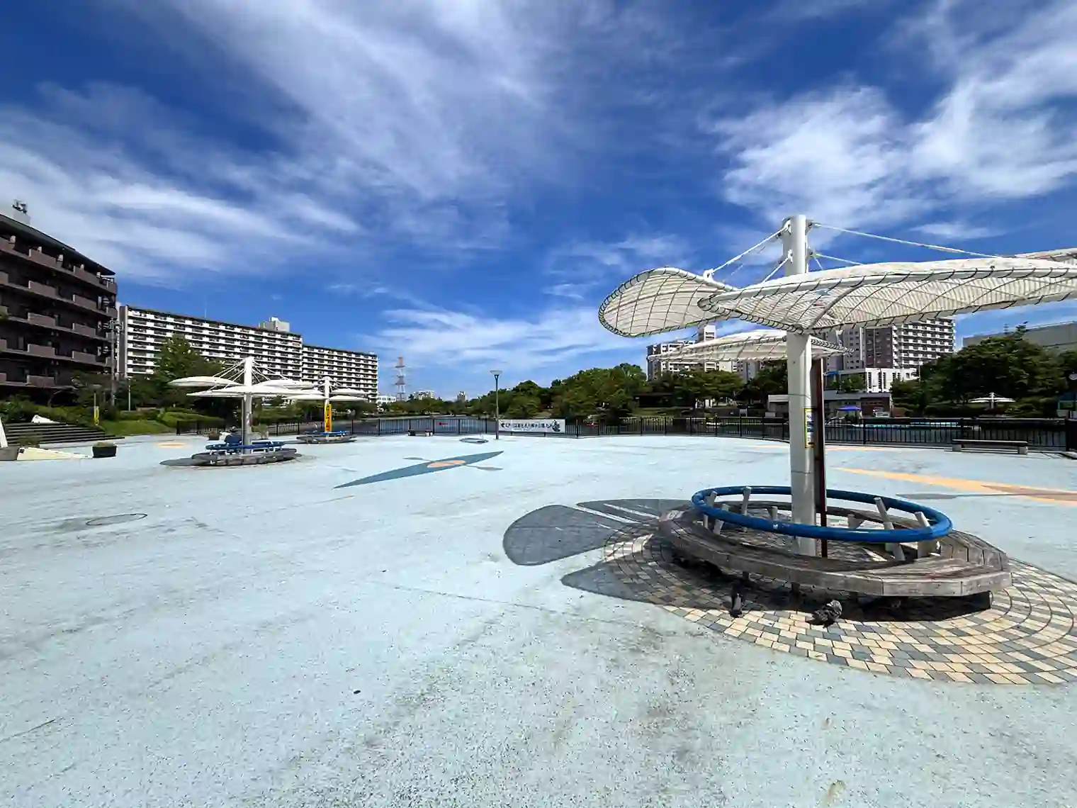 公園内の広場