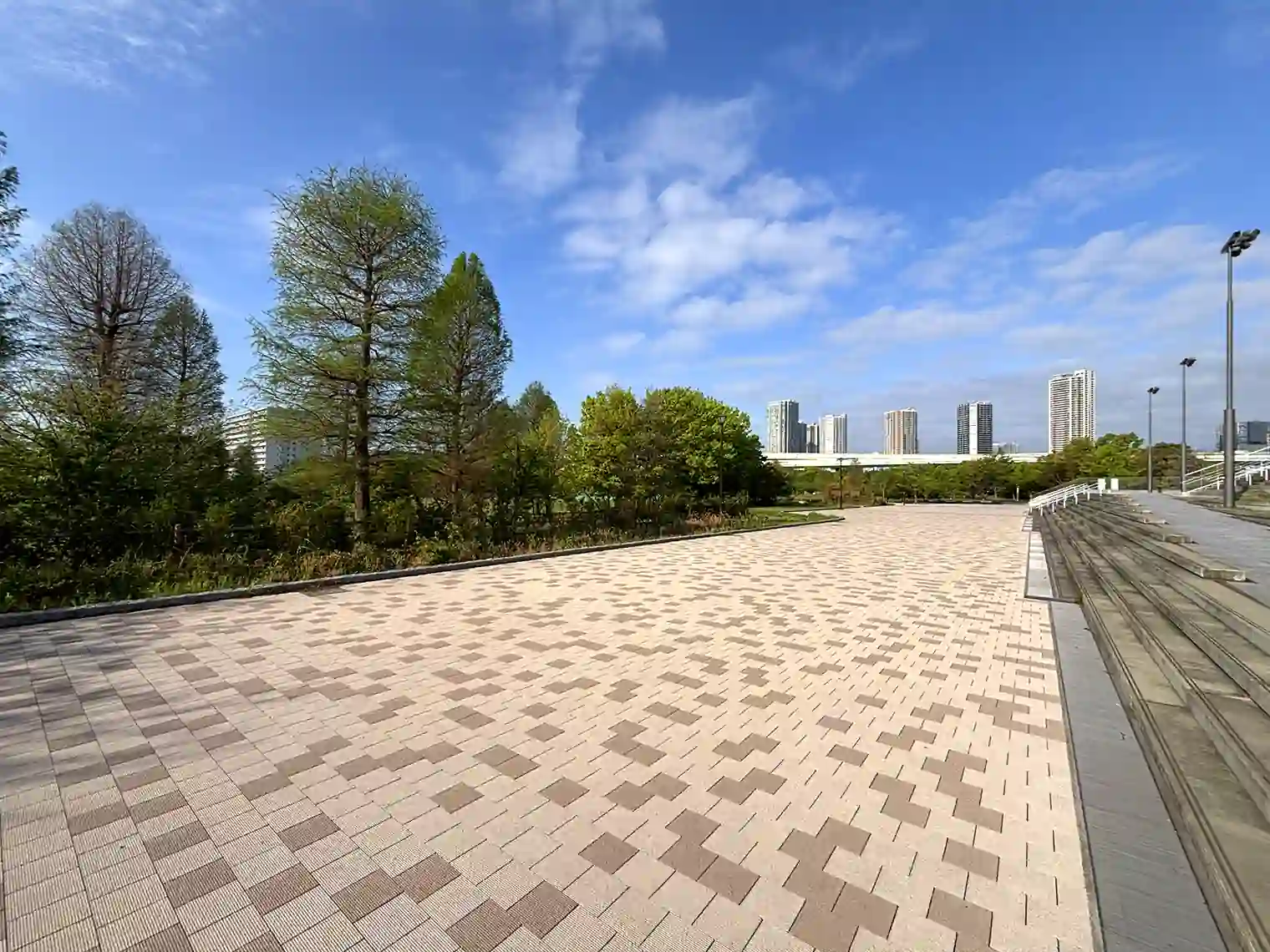 東京アクアティクスセンター前の遊歩道