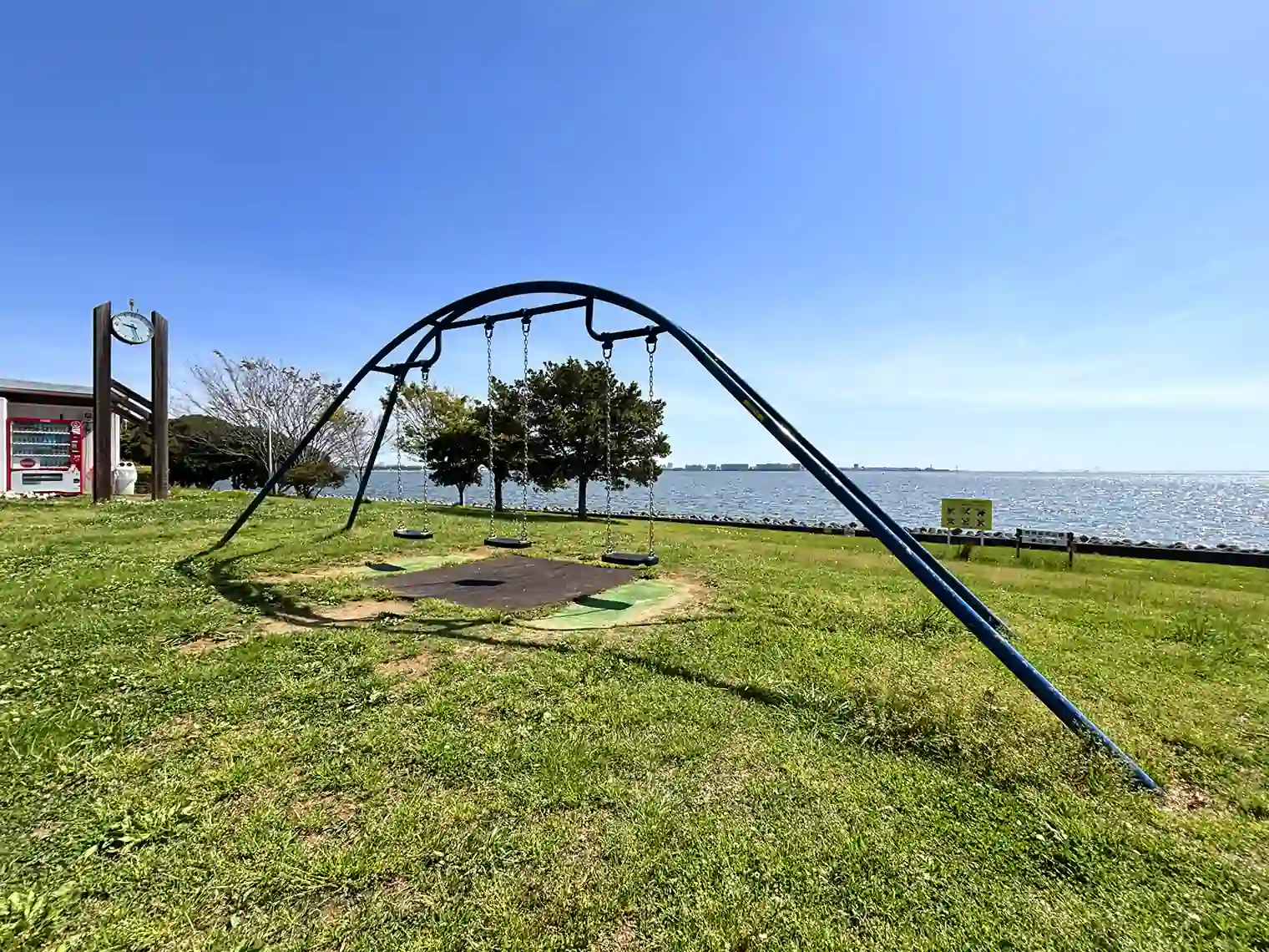 海に向かって漕ぐブランコ（若洲海浜公園）