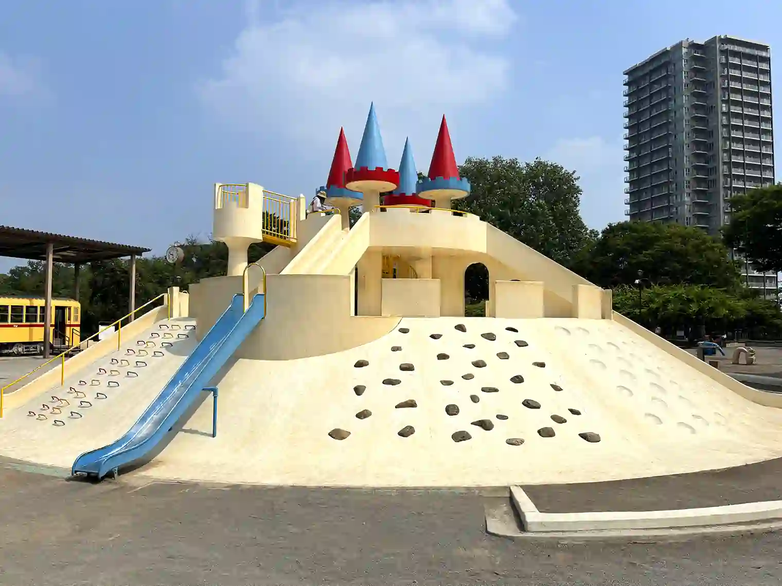 高さ7mを超える3階建ての大型遊具（遊具広場）