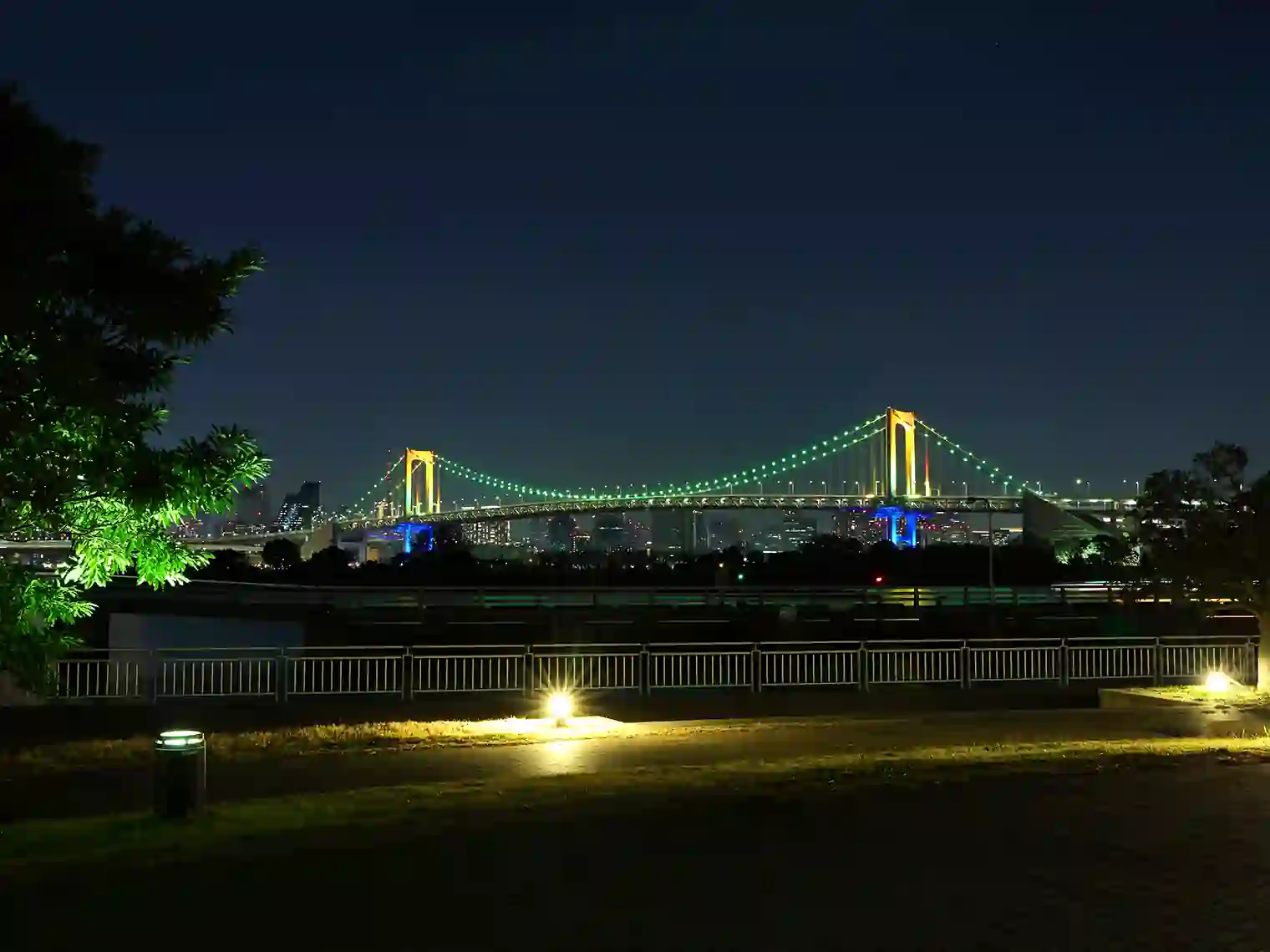 夜景のレインボーブリッジ［PIXTA画像］
