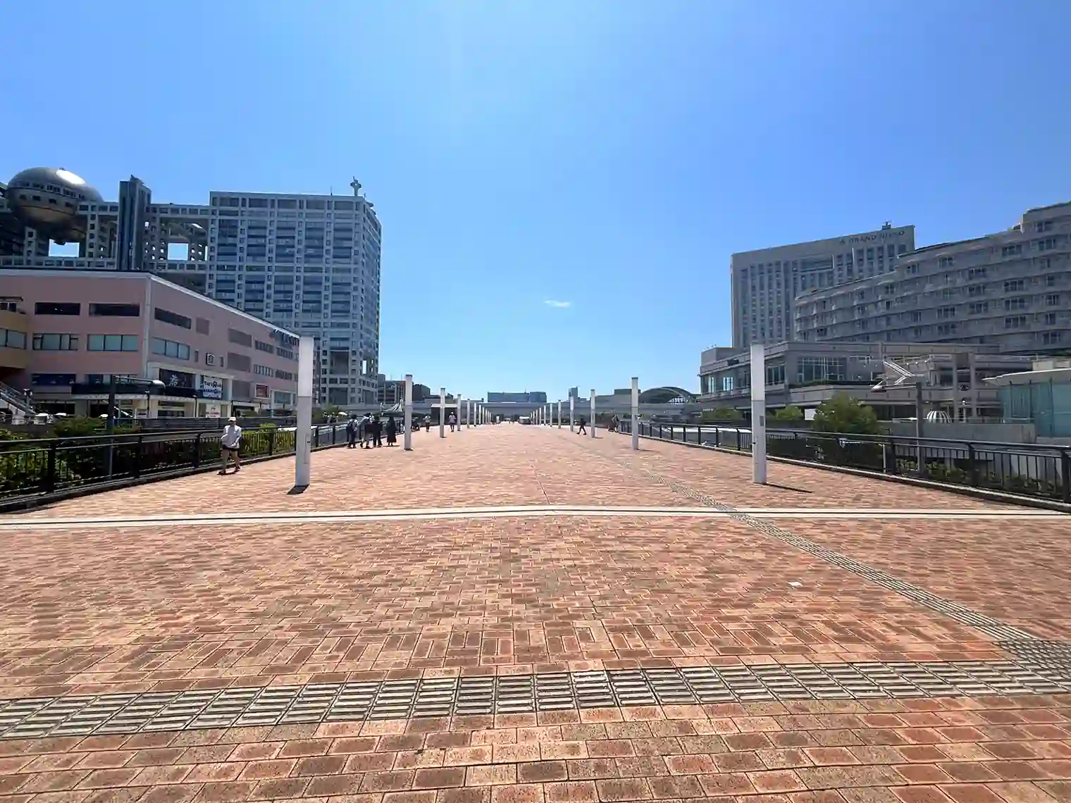 展望デッキから新交通ゆりかもめにのびる遊歩道
