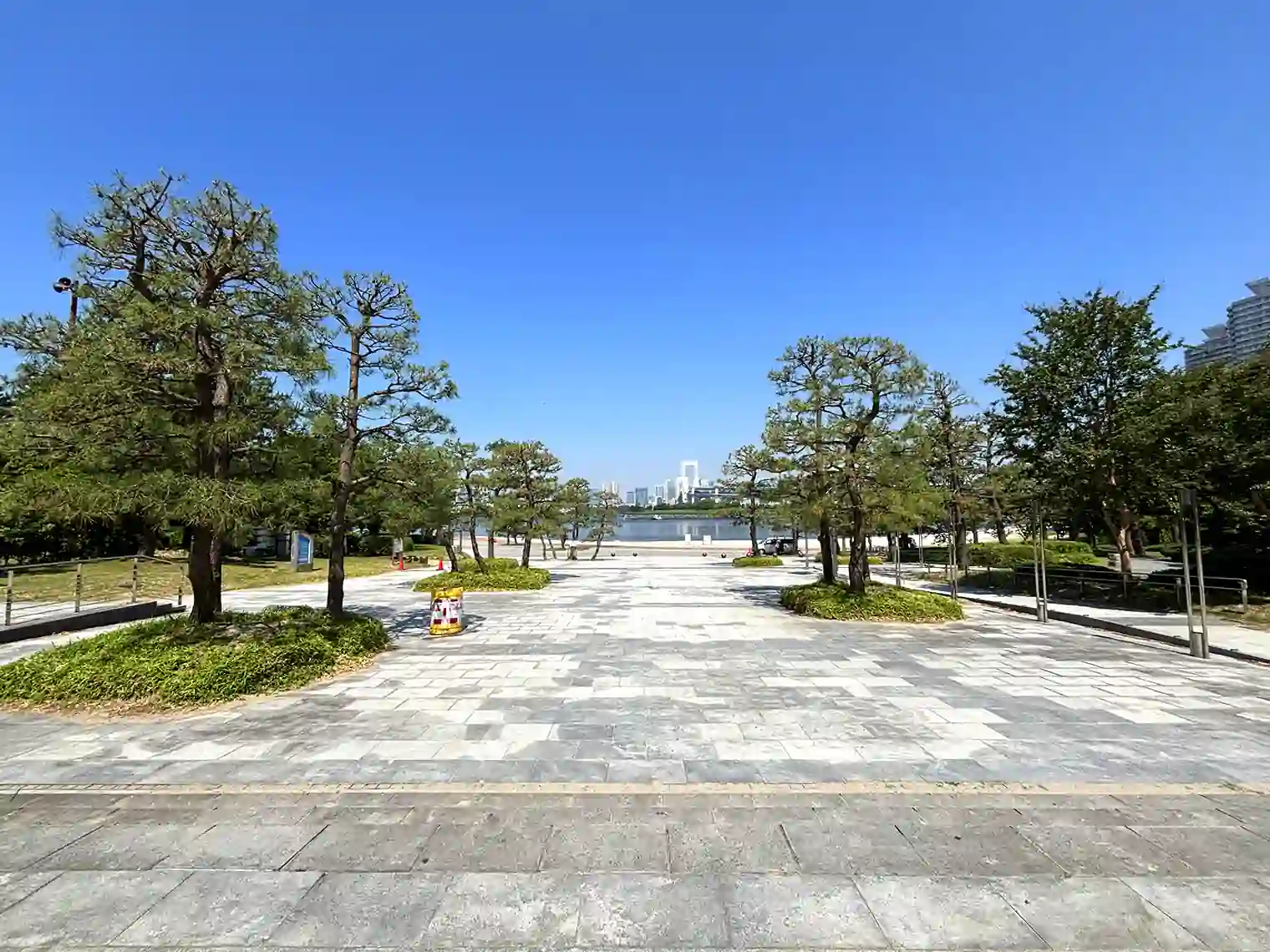 東入口広場