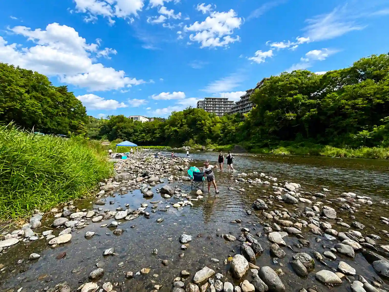 河原で遊ぶ子どもたち