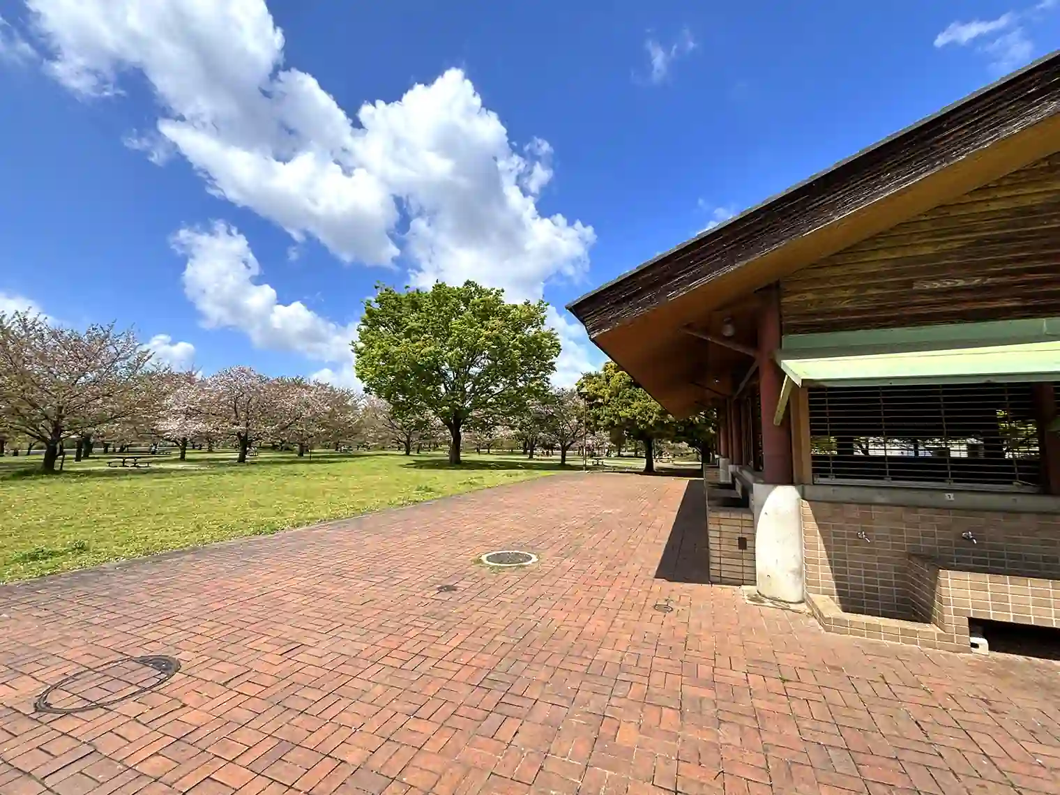 キャンプ広場の管理棟（B地区）