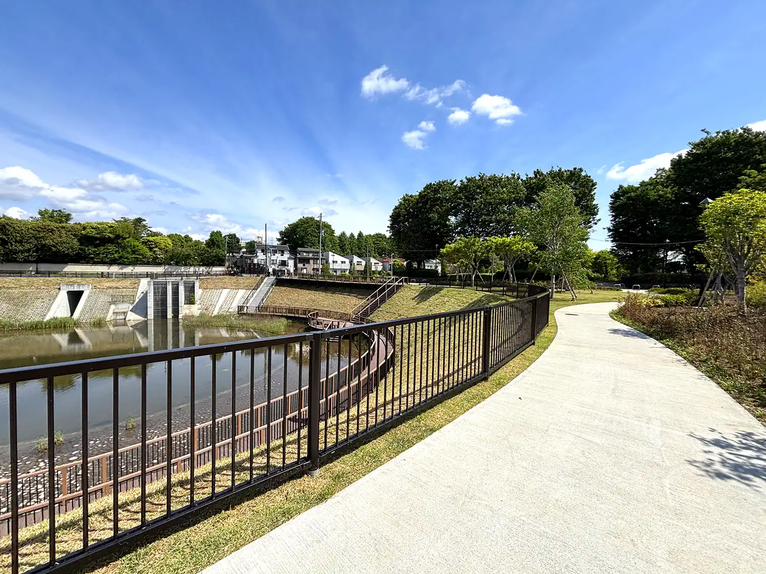 和田堀公園調整池と遊歩道