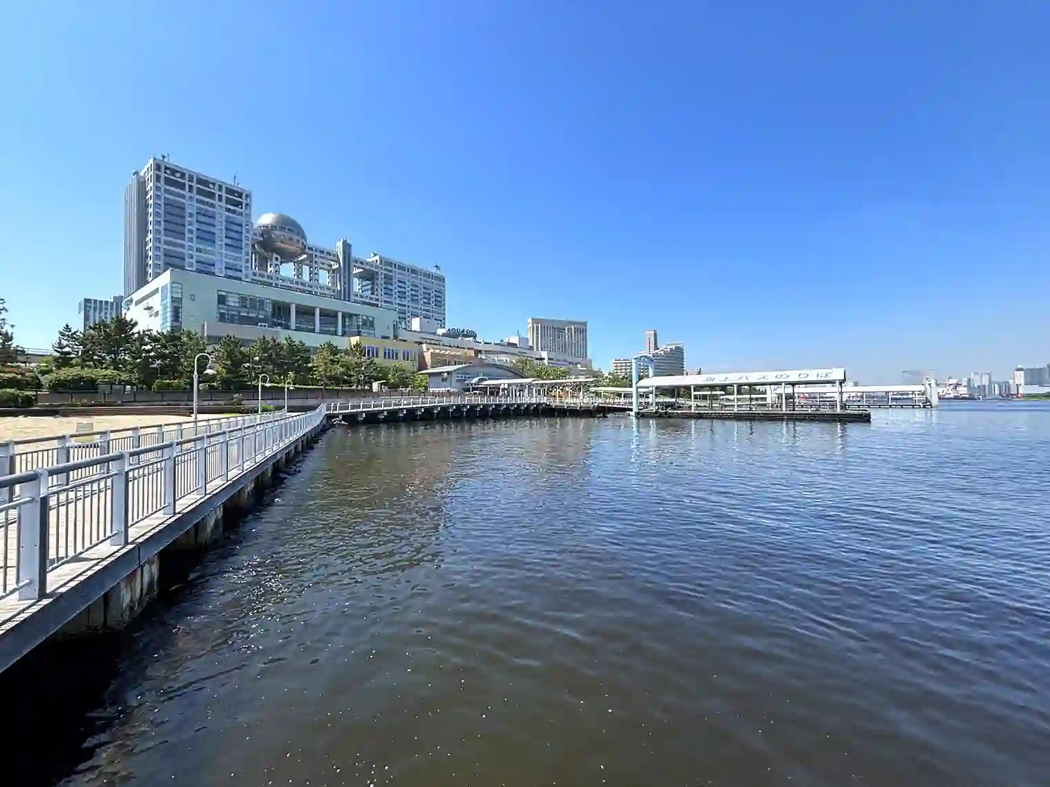 海から見るフジテレビ本社ビル