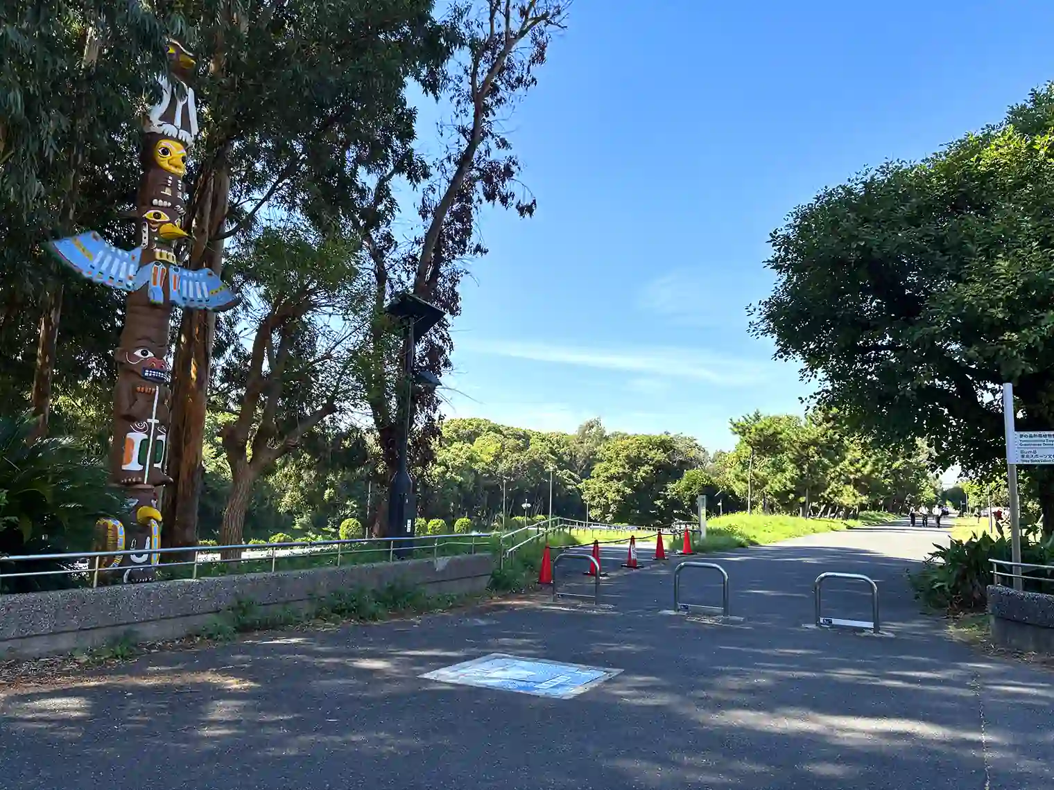 トーテムポールと遊歩道