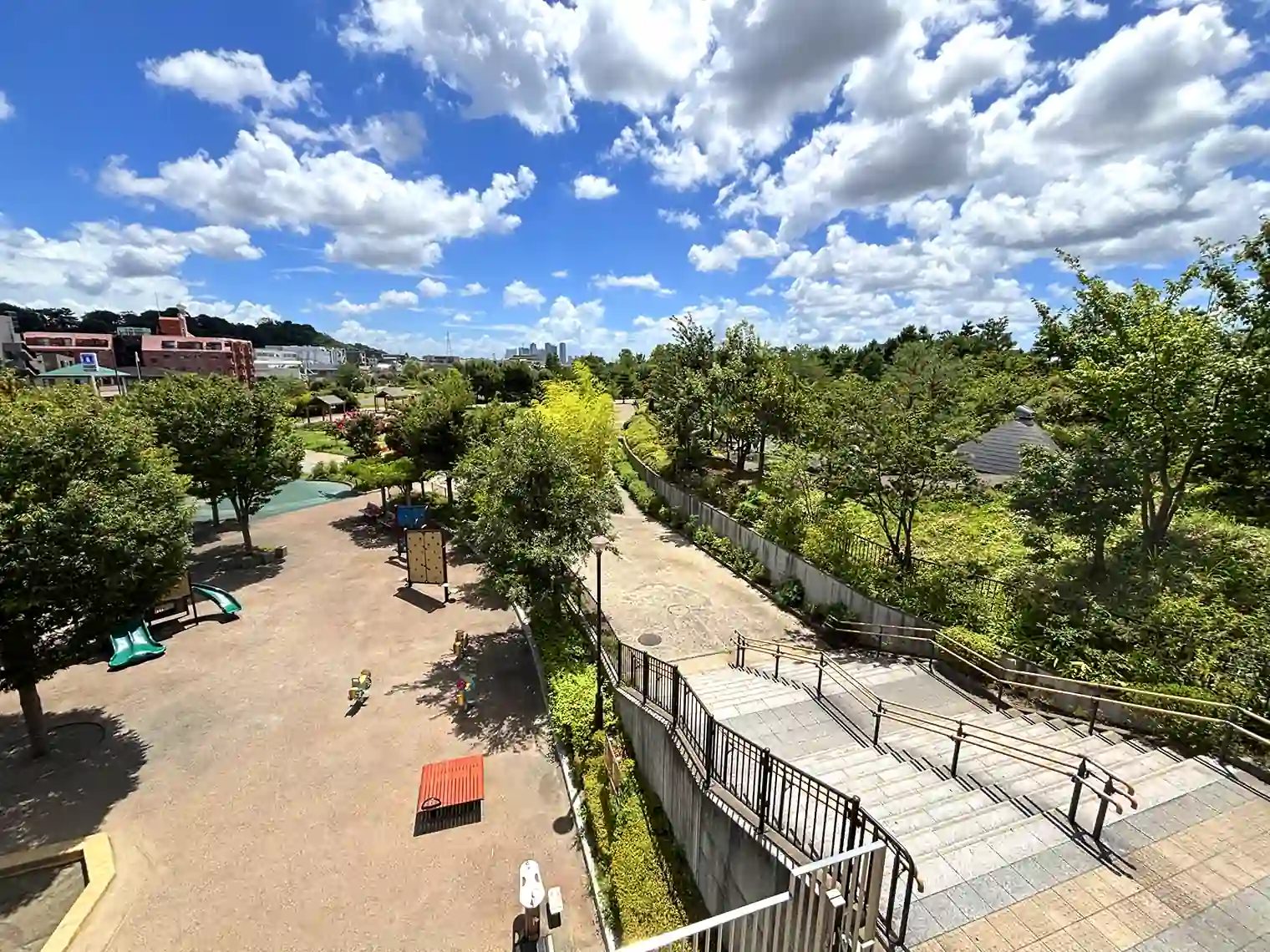 左が遊具の遊び場・右が帰真園