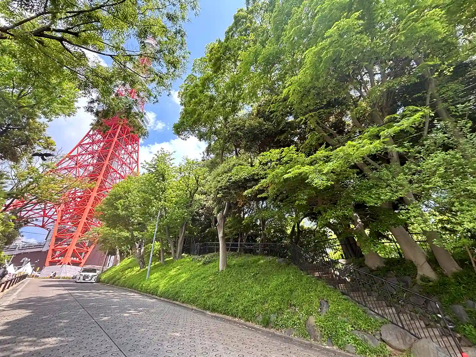 東京タワーへ上る道路