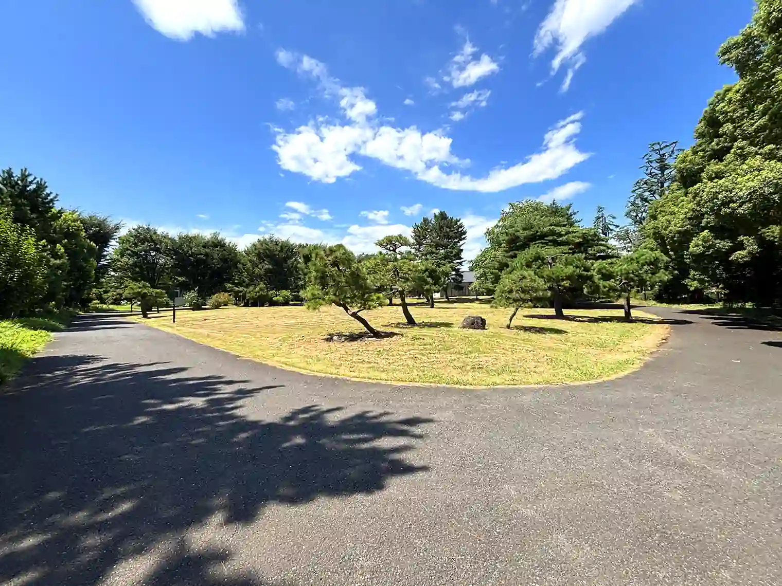 正門入口付近の広場