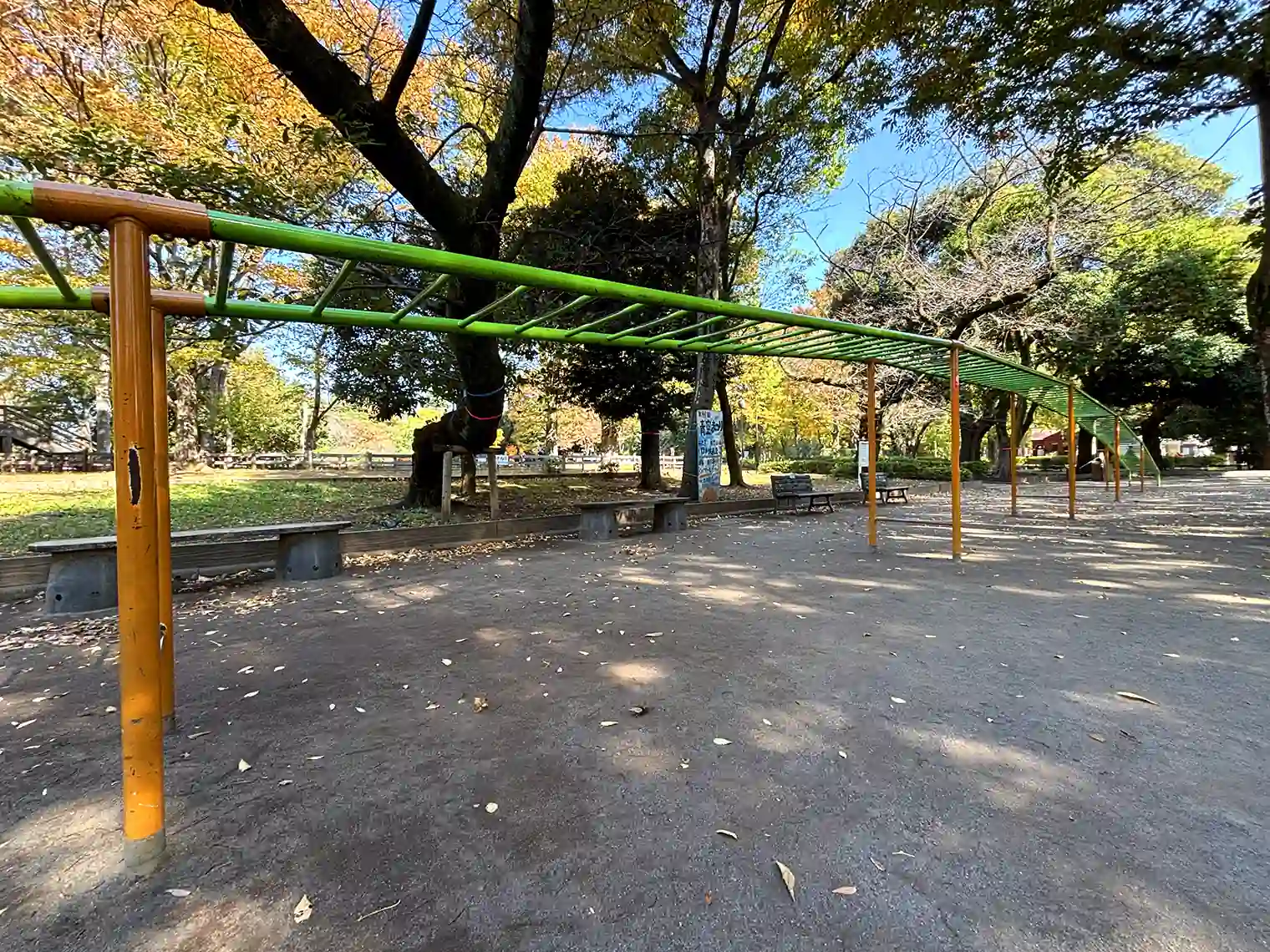 遊具広場の長ーいうんてい