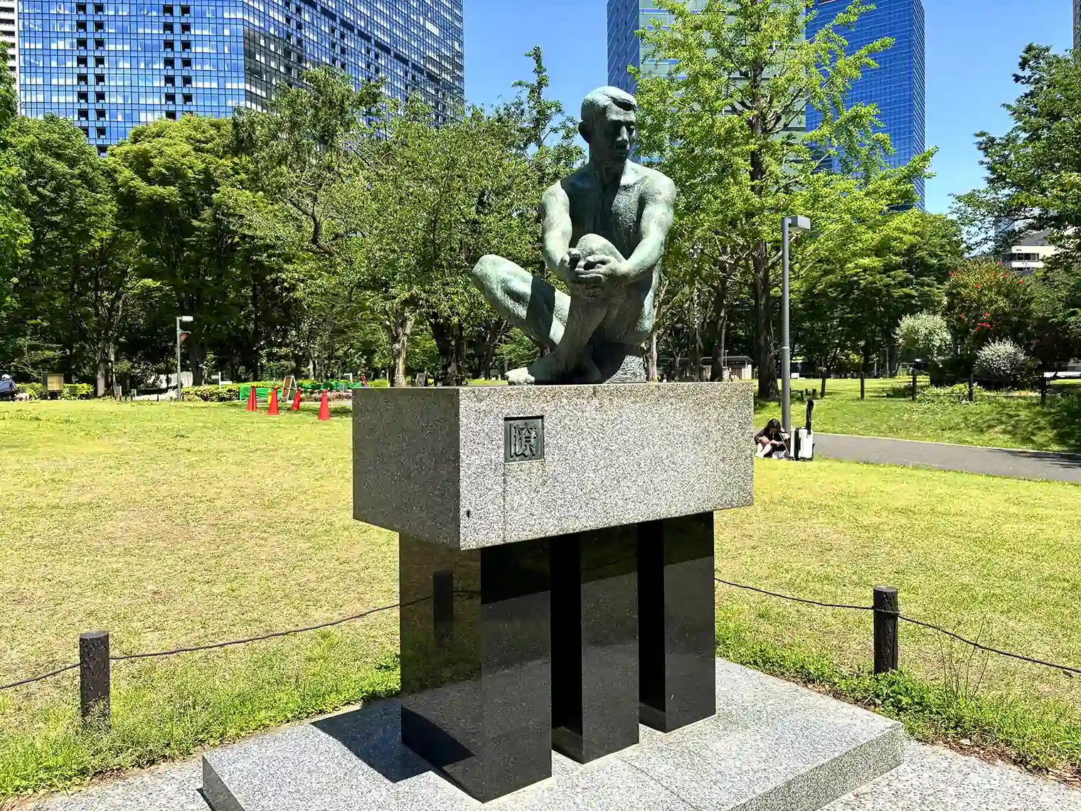 芝生広場（西）にある銅像