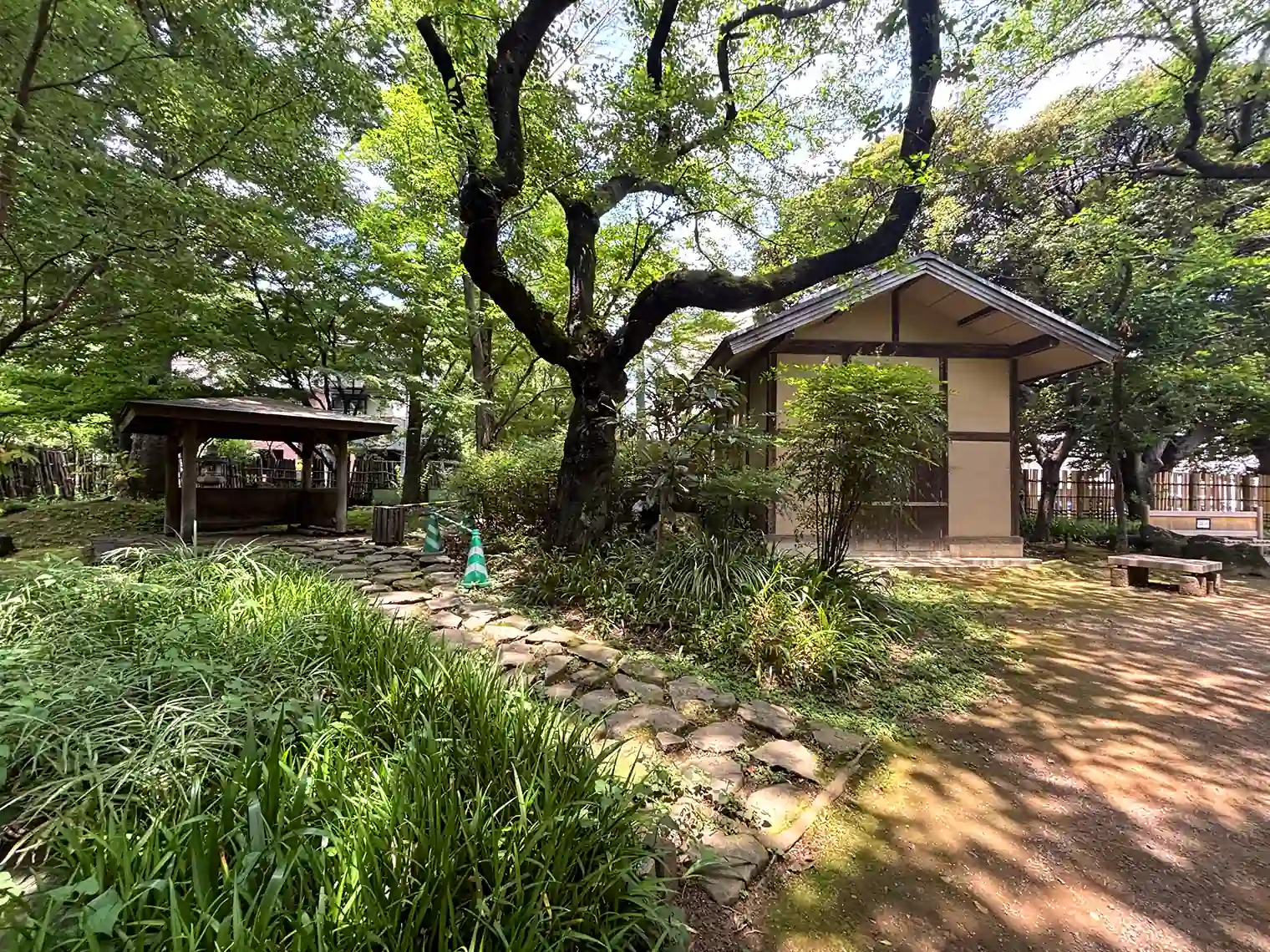 東屋と倉庫？