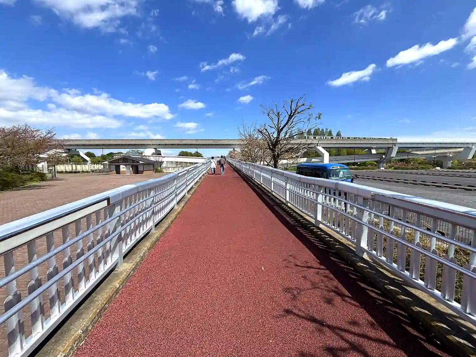 B地区へ向かう陸橋（A地区）