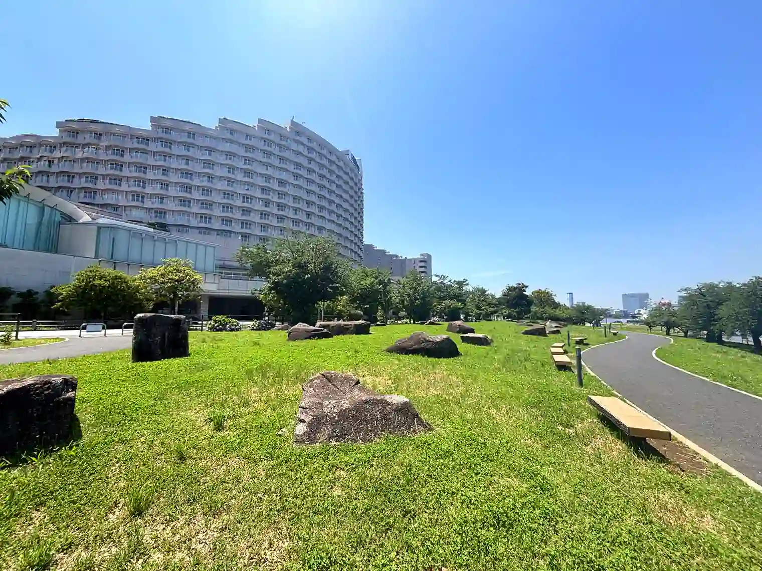 芝生と景石とヒルトン東京お台場